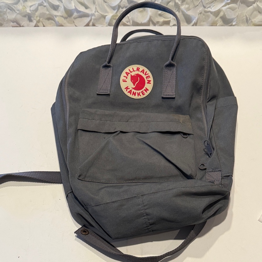 Fjallraven Kånken Backpack in Charcoal